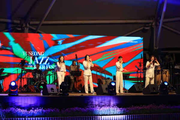 지난 ‘2024 유성재즈&맥주페스타’에서 카리나 네뷸라가 공연을 하고 있다