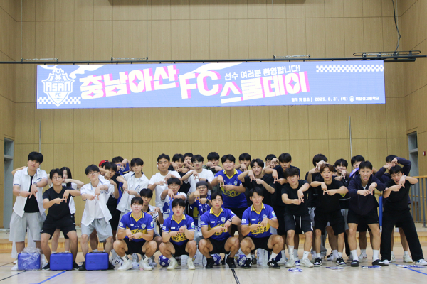 이순신고등학교를 찾아 ‘런투유(Run To You)’ 프로그램 진행 단체사진