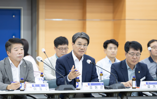 지난 27일, 김돈곤 군수가 ‘청양 고추·구기자 축제’ 최종보고회를 진행하고 있다.