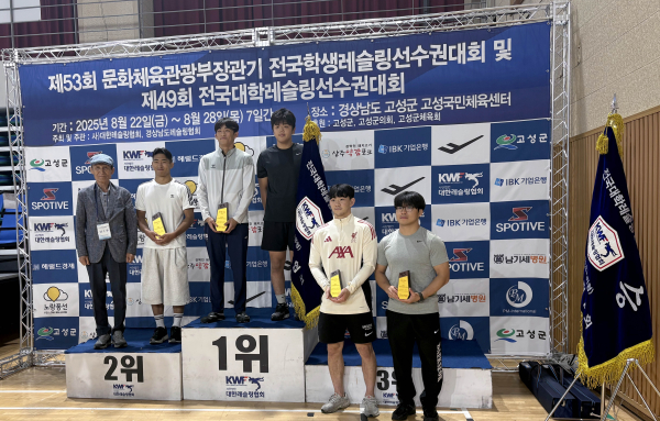 단체전 선수들이 vip 및 박종길 지도자와 단체 사진을 찍고 있다.