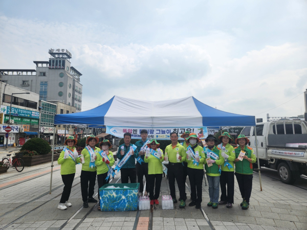 세종시-자율방재단, 조치원역서 얼음물 나눔·폭염 행동요령 홍보 단체사진