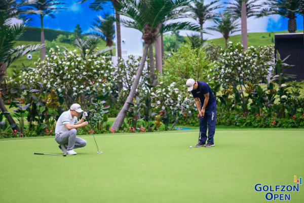 2025 골프존 차이나오픈에 참가한 선수들이 그린 위에서 플레이를 하고 있다