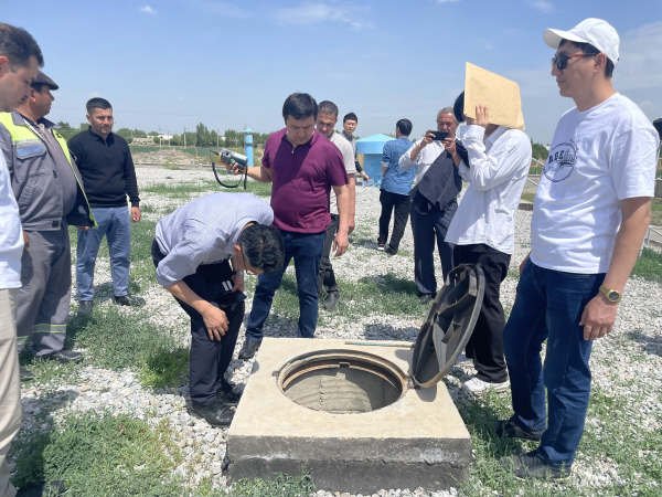 공사 관계자가 우즈베키스탄 부하라주(州) 알랏-카라쿨 지역에서 현지의 상수도 가압장과 배수지 탱크 시설을 둘러보며, 우즈베키스탄 상하수도공사 관계자에게 관리 노하우를 전파하고 있다.(2024년 4월 20일)