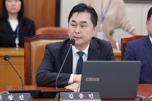 질문하는 김종민 국회의원(세종시갑, 산자중기위)<br>