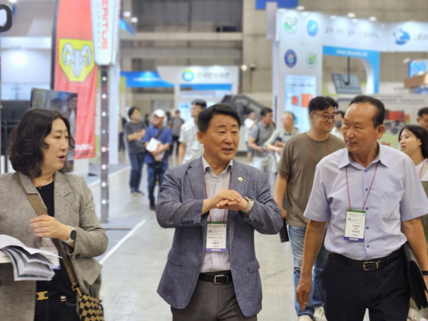 지난달 29일 고양 킨텍스에서 열린 RETECH 2025 서철모 서구청장 방문 장면