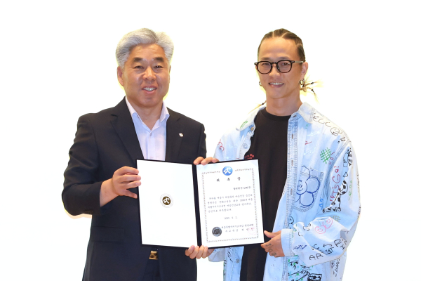 교육감 권한대행 천범산 부교육감과 팝핀현준 위촉장 수여 모습