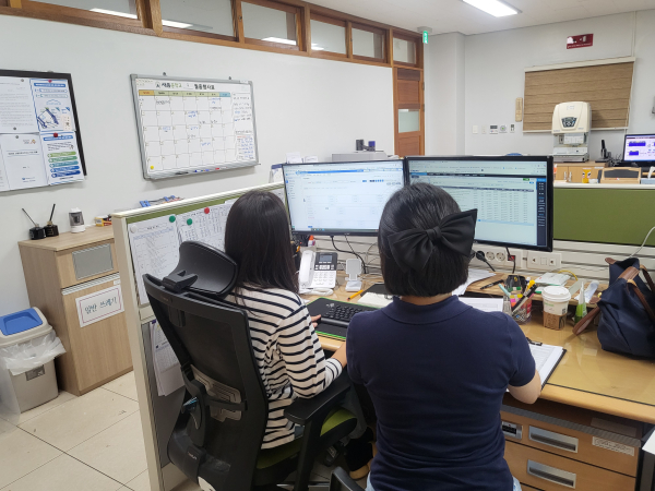 학교의 행정실 직원을 위해 맞춤형 급여 업무 지원 모습