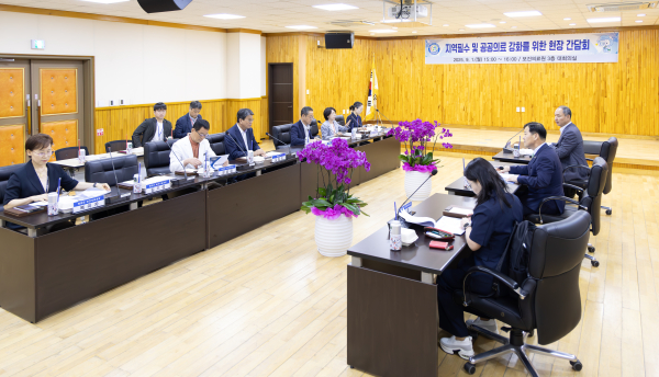 지난 1일, 이형훈 보건복지부 제2차관과 청양군 관계자들이 현장 간담회를 진행하고 있다.