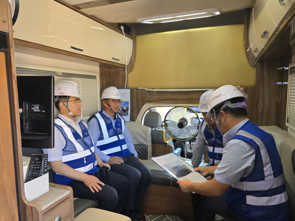 지난 8월 29일, 부산광역시 강서구에 위치한 부산에코델타시티의 공사 현장에서 류형주 한국수자원공사 부사장(사진 왼쪽 두 번째)이 근로자 쉼터(이동형 휴게시설)의 운영현황을 점검하고 있다.