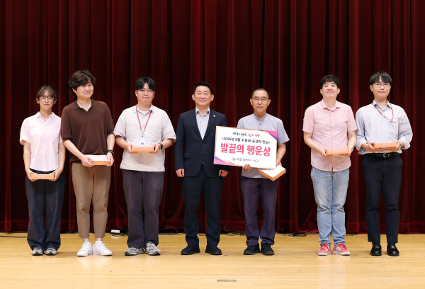 4인조 밴드 ‘Da울림’의 식전 공연을 시작으로, 직원들의 기대를 모은 신발 던지기 경품 행사 ‘발끝의 행운’ 이벤트 진행