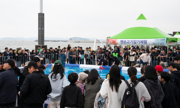 지난해 축제 현장 (맨손고기잡이 모습)