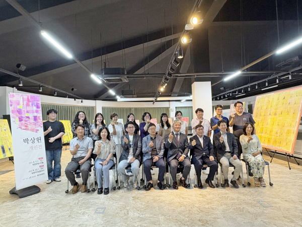지난 1일, 청양로컬스타센터에서 박상헌 작가 개인전에서 관계자들이 기념사진을 찍고 있다.