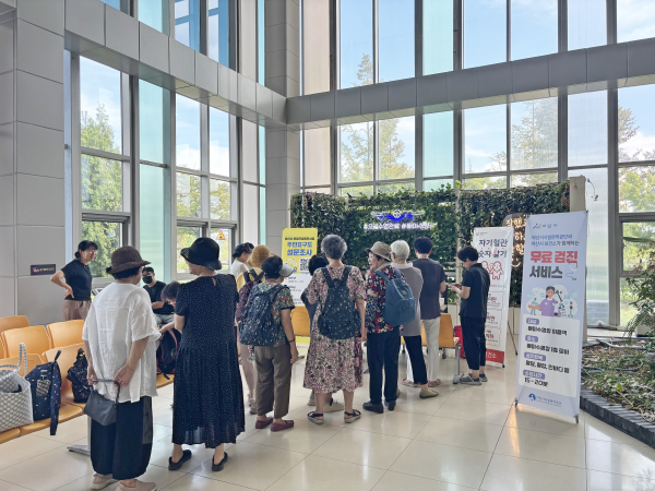 배미수영장 이용객들을 대상으로 무료 건강검진 프로그램 진행 모습