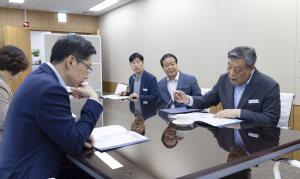 지난 3일 세종시 지방시대위원회에서 김경수 위원장을 만난 가세로 태안군수 및 군 관계자와 김원대 가로림만 해상교량 건립 추진위원장.