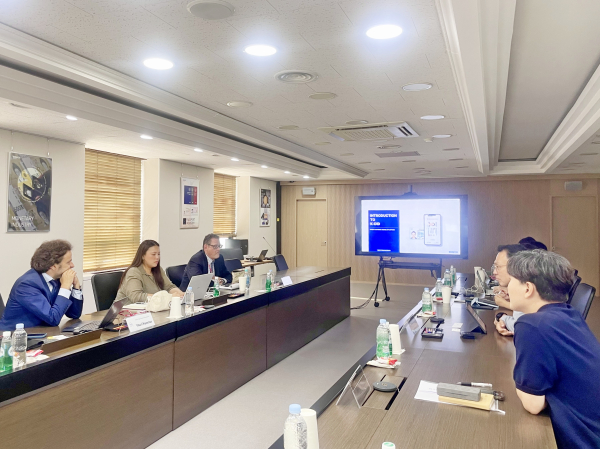 한국조폐공사와 SICPA 관계자들이 대전 본사에서 ICT 협력 방안을 논의하고 있다.