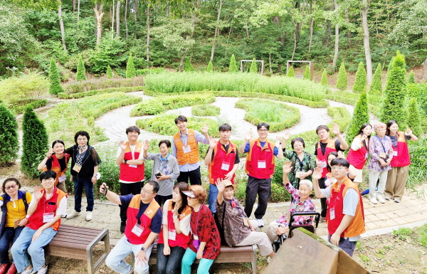 4일, SK이노베이션과 함께 노인맞춤돌봄서비스 특화 대상 어르신을 위한 문화 체험 활동으로 가을 나들이를 진행했다.