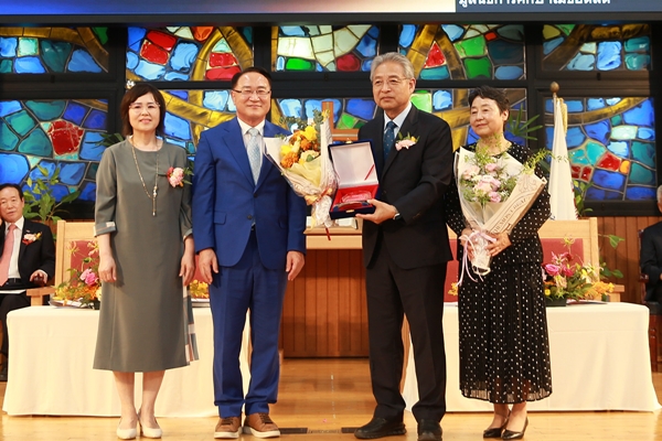 이철 이사장(오른쪽 두 번째)과 유영완 전 이사장(왼쪽 두 번째)