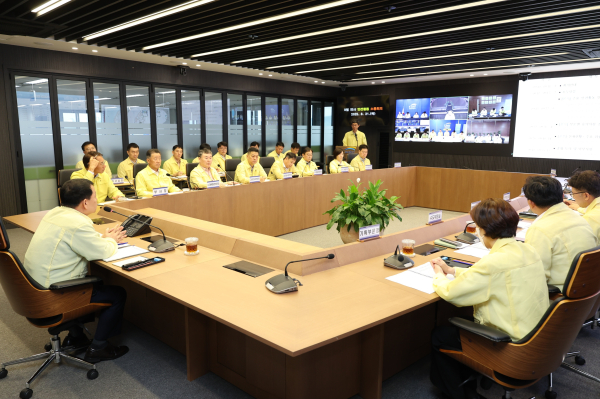 지난 8월 21일, 한국수자원공사 대전 본사 재난안전상황실에서 개최된 ‘전사 안전활동 소통회의’ 모습(사진 왼쪽 윤석대 한국수자원공사 사장)