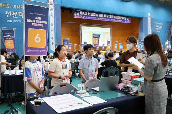 참가자들이 발표를 진행하고 심사위원이  작품심사를 진행중이다.
