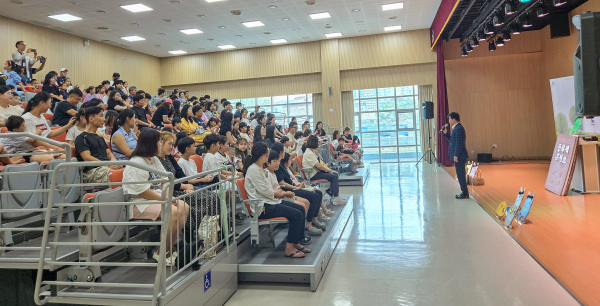 최충규 대덕구청장이 지난 7일 대덕구 석봉도서관에서 ‘9월 독서의 달’ 기념 문화공연 ‘동화책 콘서트’에 참석해 공연을 관람하러 온 가족들에게 인사를 전하고 있다