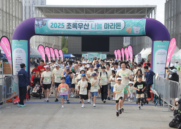 ‘2025 초록우산 나눔마라톤’ 참가자들이 대전엑스포시민공원에서 하프코스 출발을 알리는 힘찬 발걸음을 내딛고 있다.