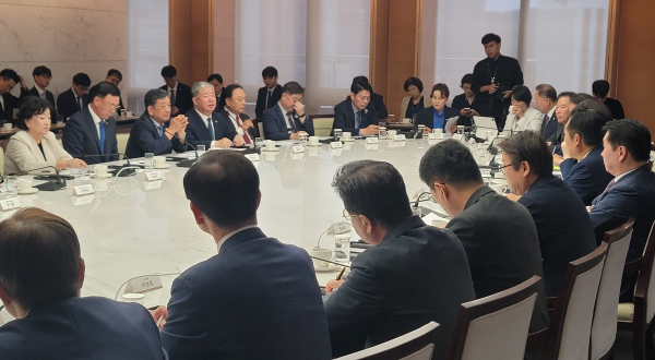 정책간담회 / 정태희 회장 – 왼쪽에서 네 번째