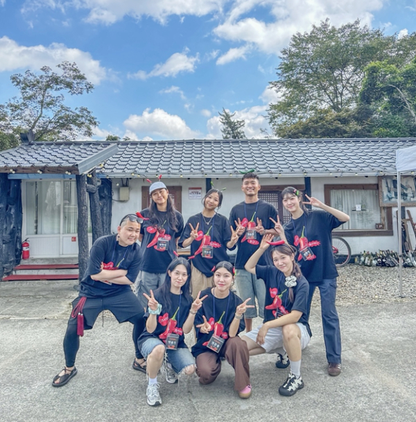 고추파티 투어 참여자들이 단체 사진을 촬영하고 있다.