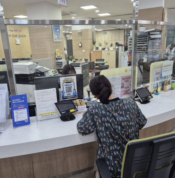 민원인이 ‘화요 야간 여권 민원실’에 방문해 여권 업무를 처리하고 있다.