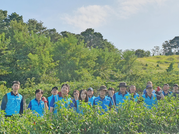 대전도시공사 환경에너지사업소 직원들이 농가 봉사활동 진행 단체사진