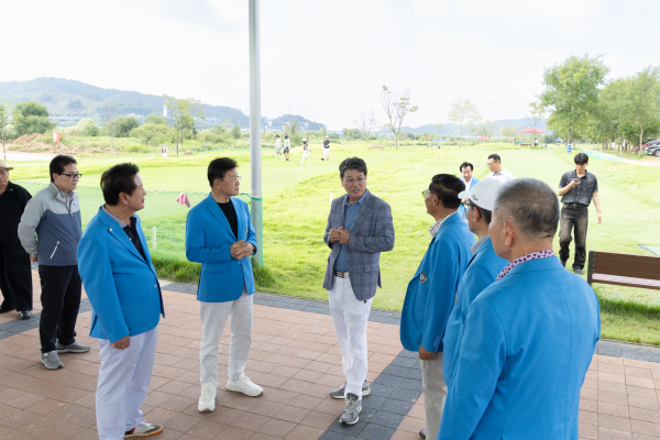 지난 6일, 대한파크골프협회임원들이 사업 현장을 살피고 관련 논의를 하고 있다.
