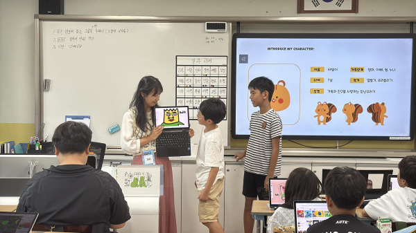 새뜸초등학교에서 태블릿드로잉 예술 체험 후 친구들에게 설명하고 있는 모습