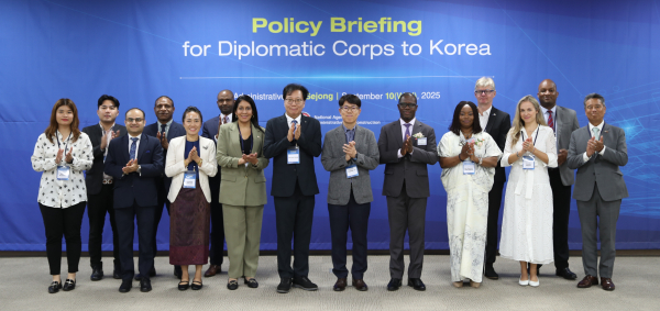 행복청 관계자와 주한외교사절단이 ‘주한 외교사절단 초청 정책설명회’에 참석하여 기념촬영