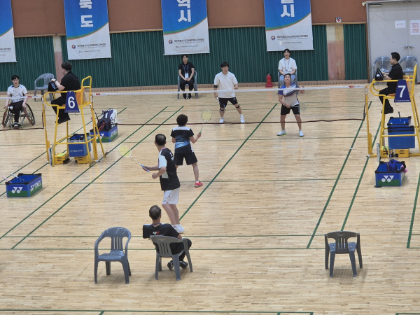 배드민턴 경기 모습