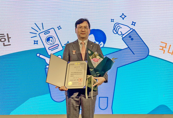 ‘일자리창출 지원 유공 정부포상’ 시상식에서 대통령 표창을 받은 백석대 장현종 교수( 글로벌인재육성처장)가 수상후 기념촬영