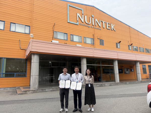 선문대-뉴인텍 협약 체결 후 기념사진 촬영(왼쪽부터 선문대 윤종환 센터장, 뉴인텍 조윤석 이사, 뉴인텍 정주영 부장)