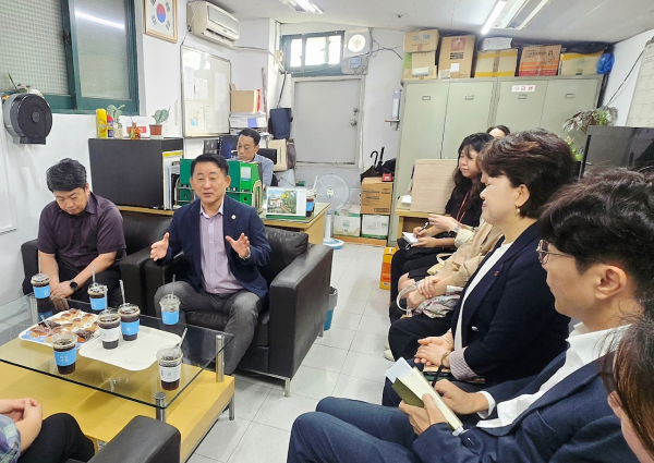 서철모 서구청장 관저동 골목상권 방문 장면