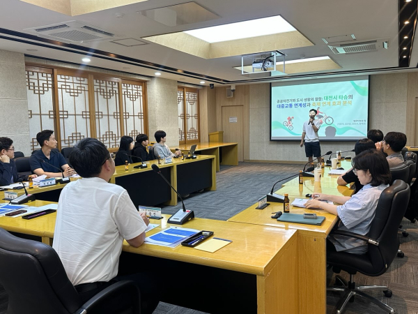 12일, 유성구청에서 진행된 ‘2025년 데이터기반 문제해결단 최종보고회’에서 얼른타보슈팀이 발표 하고 있다