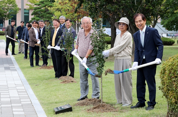 (오른쪽부터) KAIST 이광형 총장, 고남경, 오해영 기부자 부부와 KAIST 경영진