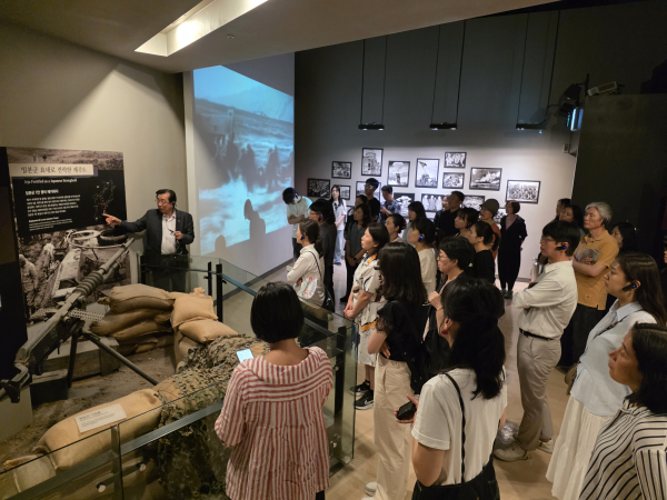 제주4·3평화기념관에서 연수생들이 설명을 듣고 있다.
