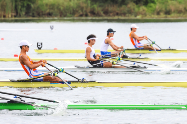 지난 12일 열린 ‘제22회 K-water 사장배 물사랑 전국조정대회’ 경량급 싱글스컬 종목 남자일반부 경기에서 출전 선수들이 레이스를 펼치고 있다.