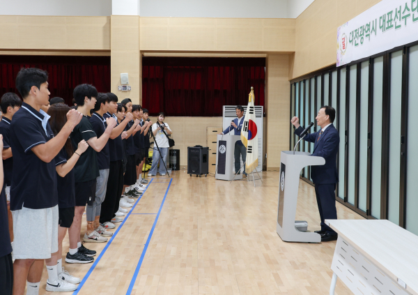 설동호 교육감, 제106회 전국체육대회 대전체육고 선수단 격려 모습