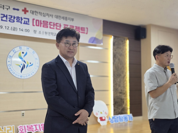 지난 12일 사회복지법인 천성원이 운영하는 장애인 일터 ‘함께’에 방문해 찾아가는 장애인돌봄건강학교 ‘마음단단 프로젝트’에 참여하는 장애인 근로자들에게 인사를 전하고 있다