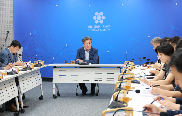 정용래 유성구청장이 15일 주간 간부회의를 주재하고 있다.