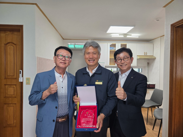 북대전농협, 총화상 시상금 구즉동노인회에 냉⦁난방기 지원 전달식 모습