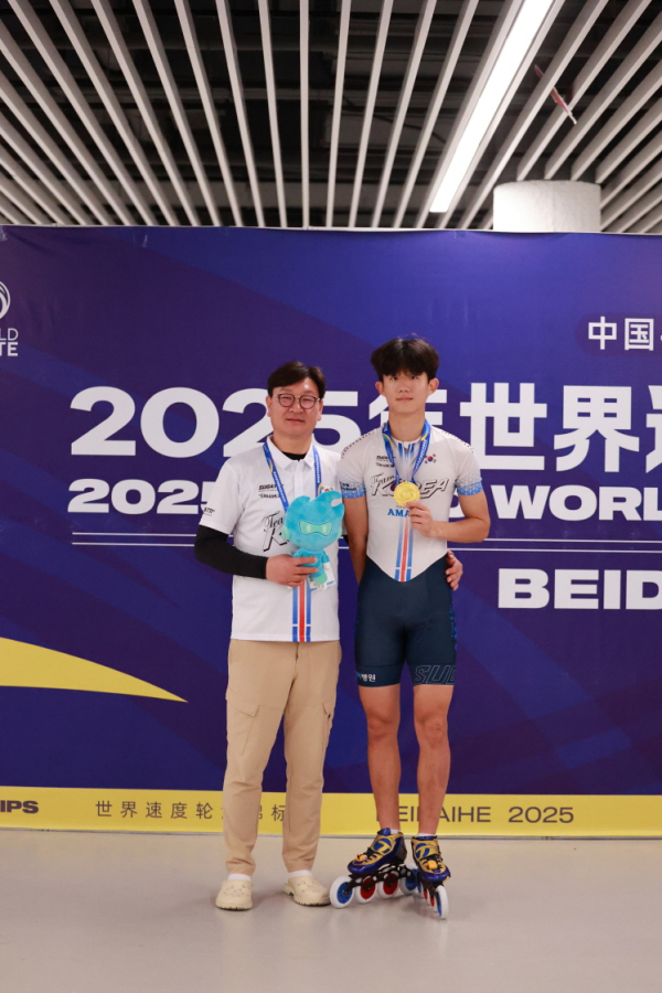 대한롤러스포츠연맹 김경석 회장과 강병호 선수가 금메달을 획득한 뒤 기념촬영을 하고 있다.(사진=대한롤러스포츠연맹)<br>