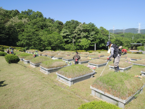 지난해 추석명절맞이 추모공원 환경정비를 하고 있는 모습