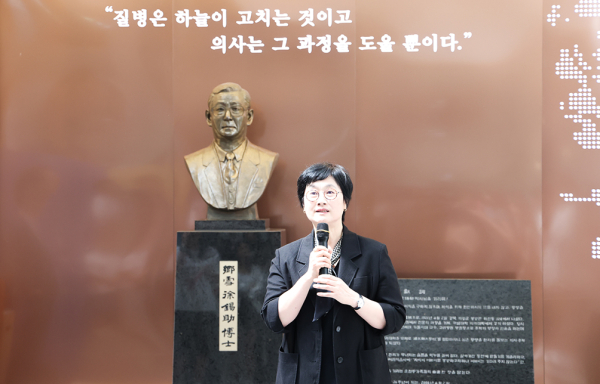 2025 SCH도서전 ‘SF, 미래의 서재’ 개막식에서 정혜경 향설중앙도서관장이 인사말을 전하고 있다.