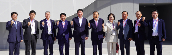 김진동 세종상의 회장(왼쪽 두 번째), 최태원 대한상의 회장(왼쪽 다섯 번째) 등 오사카·간사이 엑스포 참관단이 기념사진을 촬영하고 있다.