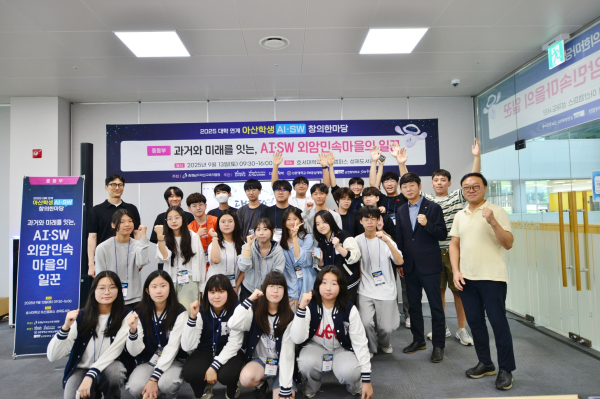 참가학생들과 심사위원들과 단체사진을 찍고있다