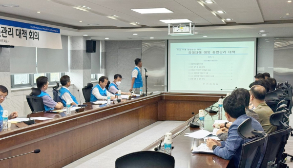 조폐공사 성창훈 사장이 중대재해 예방 종합관리 대책을 검토하고 있다.